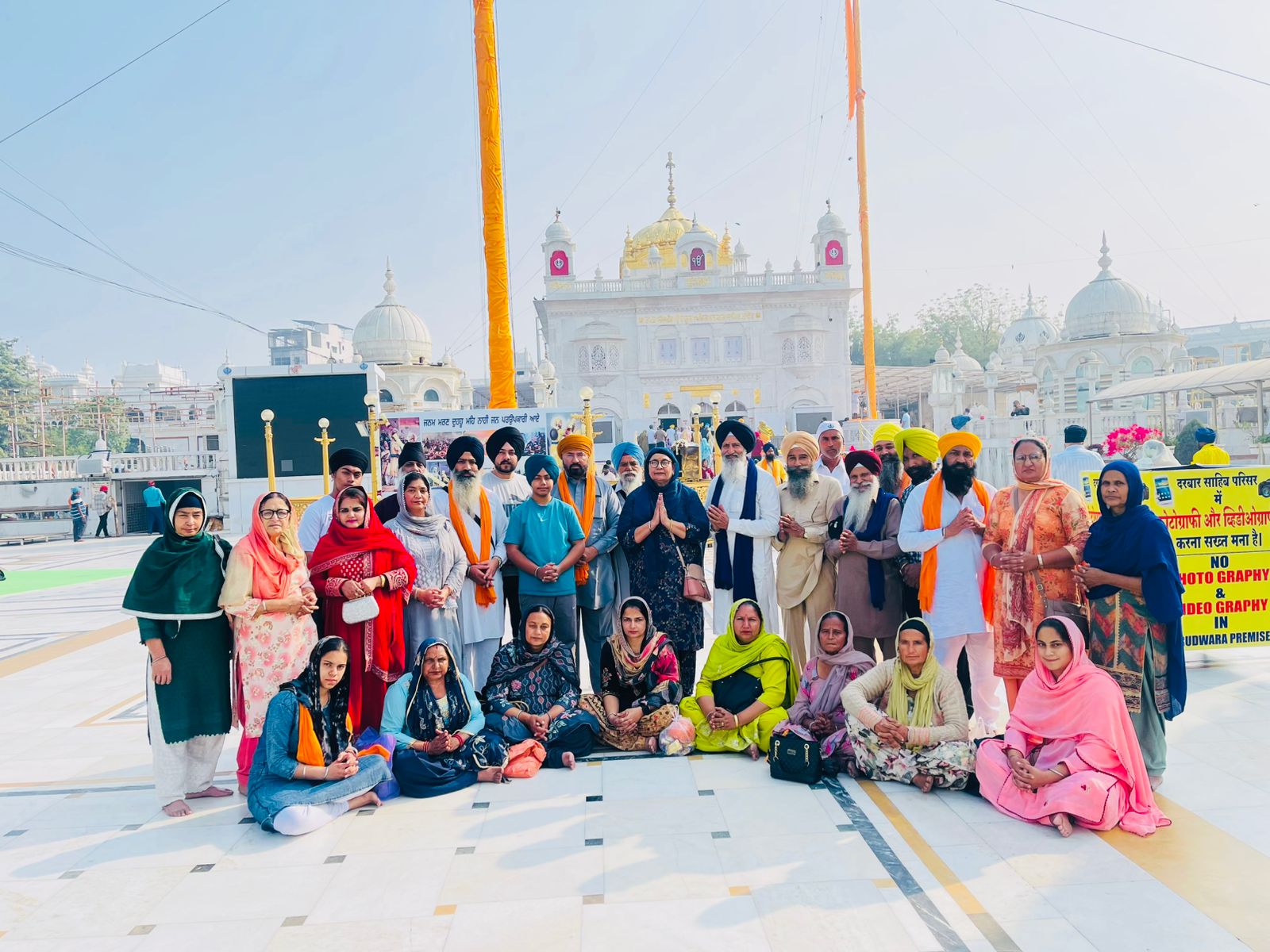 भक्तों ने विभिन्न गुरुद्वारों की यात्रा की, जिनमें तख्त सचखंड श्री हज़ूर साहिब शामिल हैं